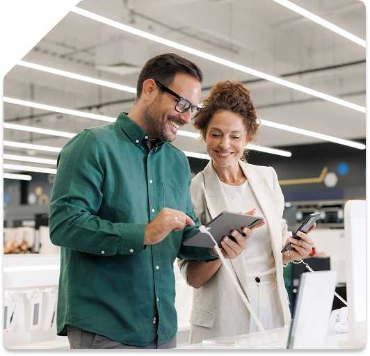 Clientes comprando en la tienda